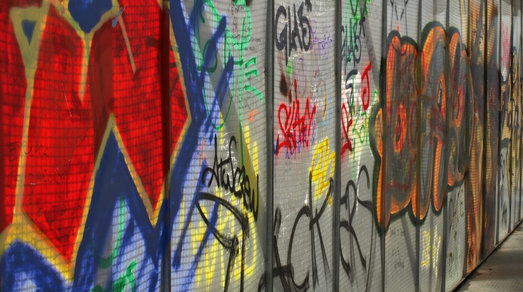 Barniz antigrafitis para mobiliario urbano