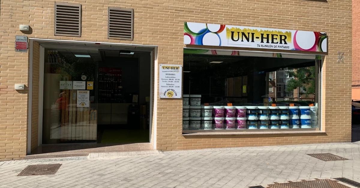 Fachada de la tienda de pinturas UNI-HER en Vicálvaro, Madrid.