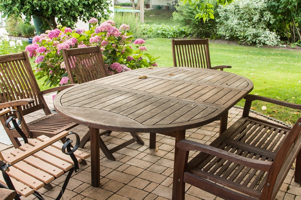 Mesa de madera en el jardin