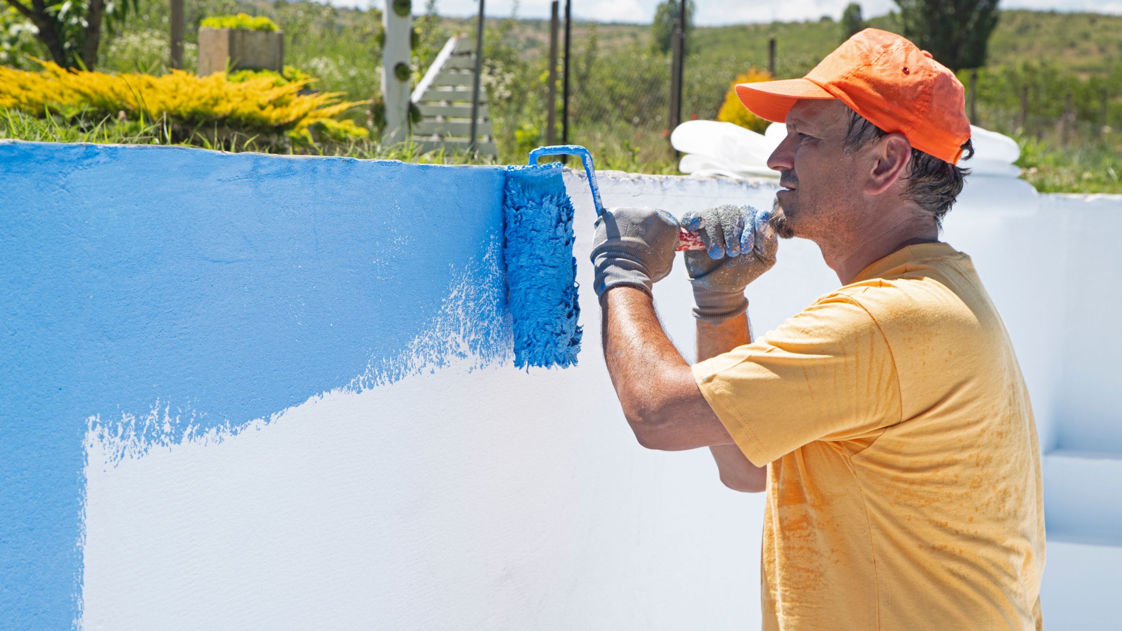 canva/un pintor pintando una piscina